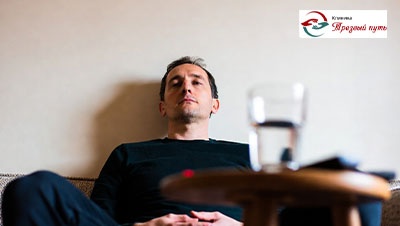 Человек курит марихуану